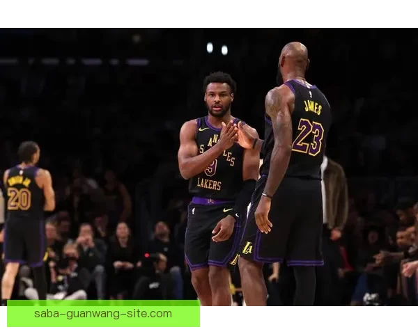 勒布朗三双领衔湖人轻取奇才三连胜里夫斯高效布朗尼首秀亮眼